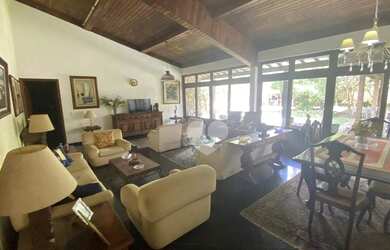 Imagem: A casa possui 4 Dormitórios, 3 Banheiros, 4 Vagas na garagem