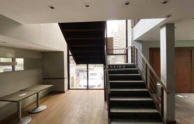 Imagem: O depósito possui 3 Vagas na garagem, 316m² de Área e está