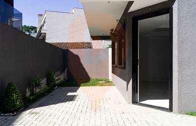 Imagem: A casa possui 3 Dormitórios, 4 Banheiros, 2 Vagas na garagem