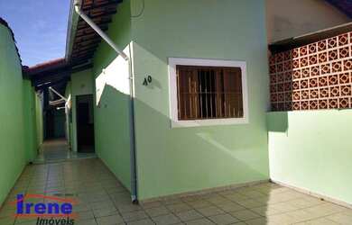 Imagem: A casa possui 2 Dormitórios, 2 Banheiros, 2 Vagas na garagem