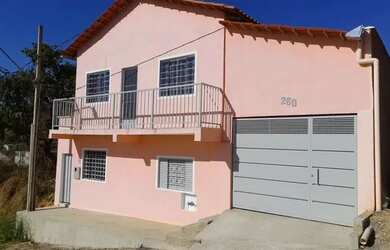 Imagem: A casa possui 3 Dormitórios, 1 Vaga na garagem e está localizado