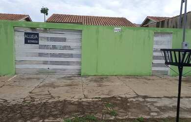 Imagem: A casa possui 2 Dormitórios, 1 Banheiro, 2 Vagas na garagem