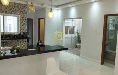 Imagem: A casa possui 3 Dormitórios, 2 Banheiros, 2 Vagas na garagem