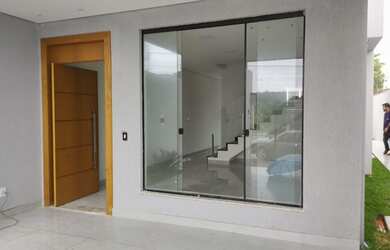 Imagem: A casa possui 3 Dormitórios, 2 Banheiros, 2 Vagas na garagem