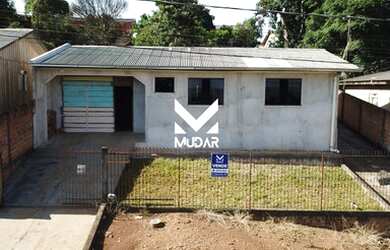 Imagem: A casa possui 2 Dormitórios, 1 Banheiro, 2 Vagas na garagem