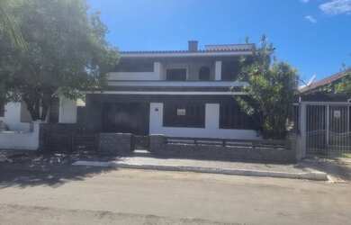 Imagem: A casa possui 4 Dormitórios, 3 Banheiros, 5 Vagas na garagem