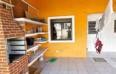 Imagem: A casa possui 3 Dormitórios, 2 Banheiros, 1 Vaga na garagem