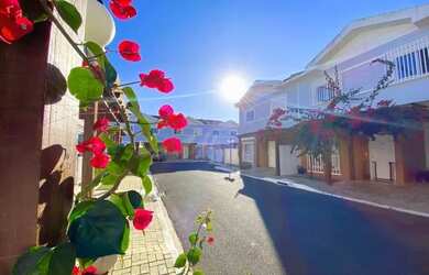 Imagem: A casa possui 3 Dormitórios, 1 Banheiro, 2 Vagas na garagem