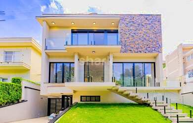 Imagem: A casa em condomínio possui 4 Dormitórios, 5 Banheiros, 4