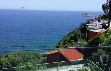 Imagem: A casa em condomínio possui 5 Dormitórios, 5 Banheiros, 4