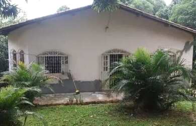 Imagem: A casa possui 3 Dormitórios, 2 Banheiros, 1 Vaga na garagem