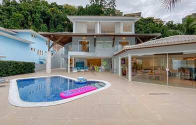 Imagem: A casa em condomínio possui 5 Dormitórios, 5 Banheiros, 5