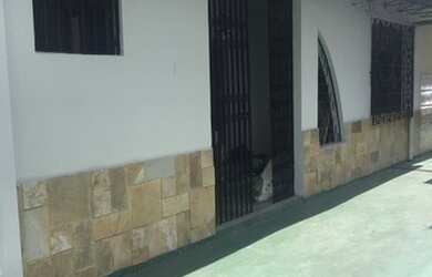 Imagem: A casa possui 3 Dormitórios, 2 Banheiros, 1 Vaga na garagem