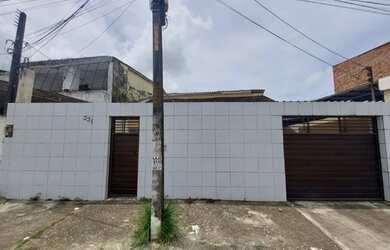 Imagem: A casa possui 3 Dormitórios, 2 Banheiros, 2 Vagas na garagem