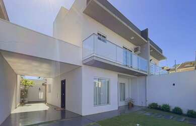 Imagem: A casa possui 2 Dormitórios, 3 Banheiros, 4 Vagas na garagem