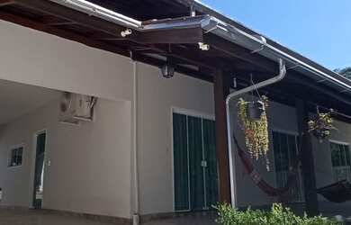 Imagem: A casa possui 3 Dormitórios, 3 Banheiros, 4 Vagas na garagem