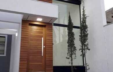 Imagem: A casa possui 3 Dormitórios, 2 Banheiros, 2 Vagas na garagem