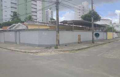 Imagem: A casa possui 3 Dormitórios, 2 Banheiros, 5 Vagas na garagem