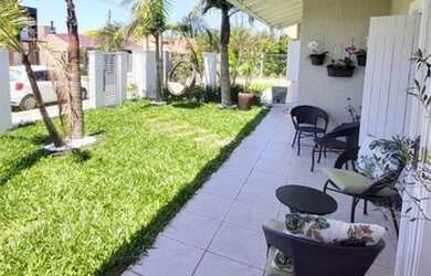 Imagem: A casa possui 3 Dormitórios, 2 Banheiros, 2 Vagas na garagem