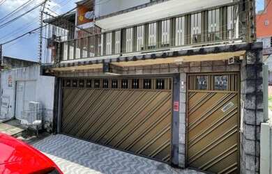 Imagem: A casa possui 5 Dormitórios, 3 Banheiros, 2 Vagas na garagem