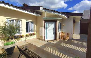 Imagem: A casa possui 3 Dormitórios, 2 Banheiros, 5 Vagas na garagem