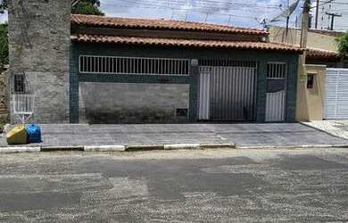 Imagem: A casa possui 3 Dormitórios, 4 Banheiros, 2 Vagas na garagem