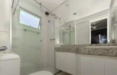 Imagem: A casa possui 2 Dormitórios, 2 Banheiros, 2 Vagas na garagem