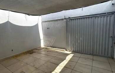 Imagem: A casa possui 3 Dormitórios, 2 Banheiros e está localizado