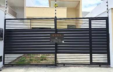 Imagem: A casa possui 3 Dormitórios, 2 Banheiros, 2 Vagas na garagem