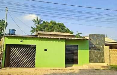 Imagem: A casa possui 3 Dormitórios, 2 Banheiros, 2 Vagas na garagem