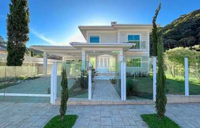 Imagem: A casa em condomínio possui 4 Dormitórios, 5 Banheiros, 2