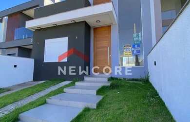 Imagem: A casa possui 3 Dormitórios, 2 Banheiros, 2 Vagas na garagem