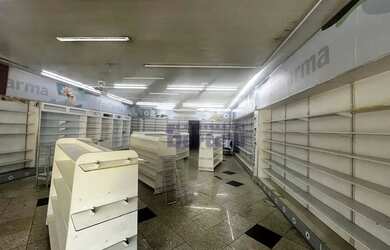 Imagem: O depósito possui 3 Vagas na garagem e 300m² de Área e está