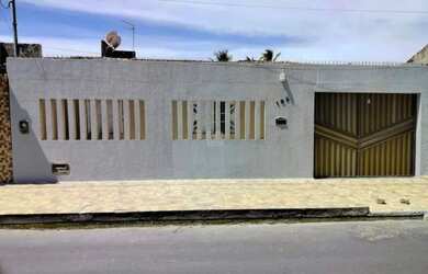 Imagem: A casa possui 3 Dormitórios, 2 Banheiros, 2 Vagas na garagem