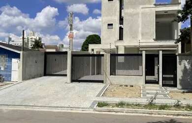 Imagem: A casa possui 3 Dormitórios, 5 Banheiros, 2 Vagas na garagem