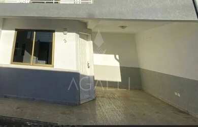 Imagem: A casa possui 3 Dormitórios, 2 Banheiros, 2 Vagas na garagem