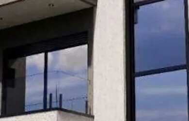 Imagem: A casa possui 3 Dormitórios, 4 Banheiros, 2 Vagas na garagem