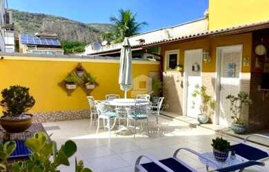 Imagem: A casa possui 3 Dormitórios, 4 Banheiros, 2 Vagas na garagem