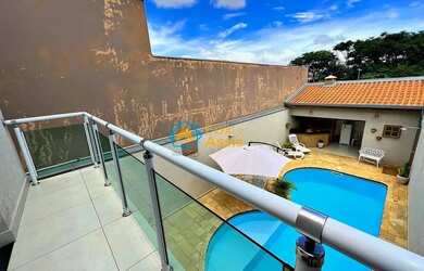 Imagem: A casa possui 4 Dormitórios, 4 Banheiros, 4 Vagas na garagem