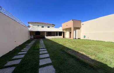 Imagem: A casa possui 2 Dormitórios, Acomodam 8 pessoas, 5 Vagas na