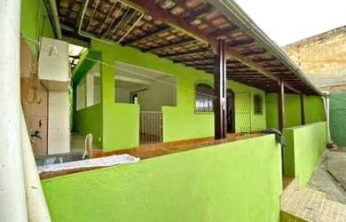 Imagem: A casa possui 3 Dormitórios, 1 Banheiro, 2 Vagas na garagem