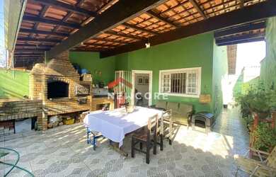 Imagem: A casa possui 2 Dormitórios, 2 Banheiros, 2 Vagas na garagem