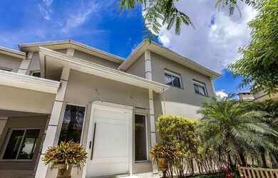 Imagem: A casa em condomínio possui 4 Dormitórios, 5 Banheiros, 5