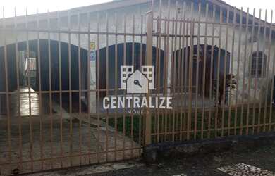 Imagem: A casa possui 3 Dormitórios, 1 Banheiro, 2 Vagas na garagem