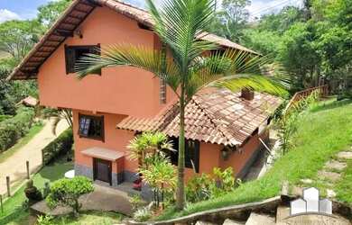 Imagem: A casa possui 2 Dormitórios, 2 Banheiros, 3 Vagas na garagem