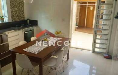 Imagem: A casa possui 4 Dormitórios, 4 Banheiros, 5 Vagas na garagem