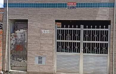 Imagem: A casa possui 4 Dormitórios, 2 Banheiros, 1 Vaga na garagem