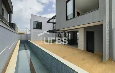 Imagem: A casa em condomínio possui 3 Dormitórios, 4 Banheiros, 2