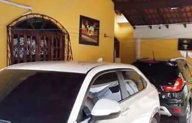 Imagem: A casa possui 3 Dormitórios, 3 Banheiros, 2 Vagas na garagem