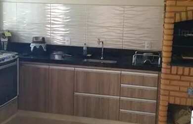 Imagem: A casa possui 3 Dormitórios, 3 Banheiros, 2 Vagas na garagem